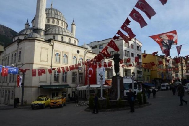 Bu ilçede mezar taşlarına silah işleniyor