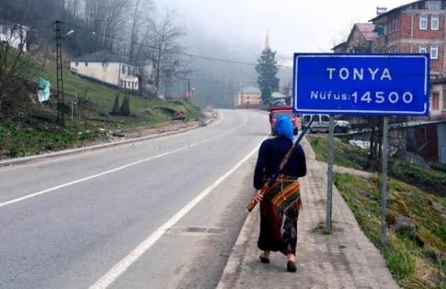 Bu ilçede mezar taşlarına silah işleniyor