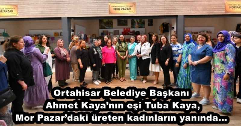 Ortahisar Belediye Başkanı Ahmet Kaya’nın eşi Tuba Kaya, Mor Pazar’daki üreten kadınların yanında…