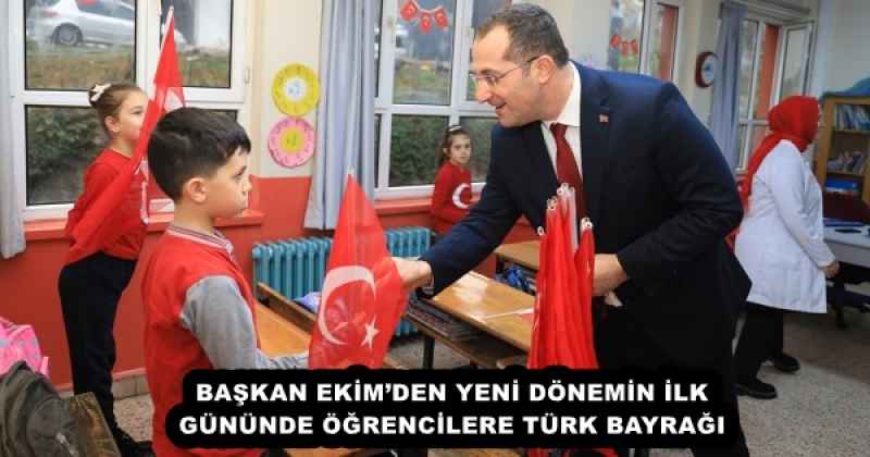 BAŞKAN EKİM’DEN YENİ DÖNEMİN İLK GÜNÜNDE ÖĞRENCİLERE TÜRK BAYRAĞI