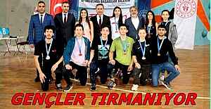 GENÇLER TIRMANIYOR