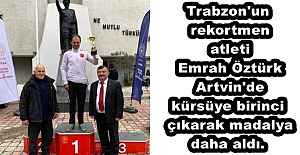 Trabzon'un rekortmen atleti Emrah Öztürk Artvin'de kürsüye birinci çıkarak madalya daha aldı.