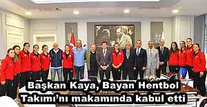 Başkan Kaya, Bayan Hentbol Takımı’nı makamında kabul etti