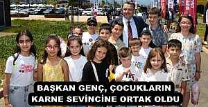BAŞKAN GENÇ, ÇOCUKLARIN KARNE SEVİNCİNE...