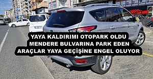 YAYA KALDIRIMI OTOPARK OLDU MENDERE BULVARINA PARK EDEN ARAÇLAR YAYA GEÇİŞİNE ENGEL OLUYOR
