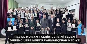 RİZE’DE KUR’AN-I KERİM DERSİNİ SEÇEN ÖĞRENCİLERE MÜFTÜ ÇAKMAKÇI’DAN HEDİYE