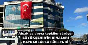 Alçak saldırıya tepkiler sürüyor BÜYÜKŞEHİR'İN BİNALARI  BAYRAKLARLA SÜSLENDİ
