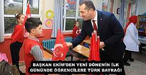 BAŞKAN EKİM’DEN YENİ DÖNEMİN İLK GÜNÜNDE ÖĞRENCİLERE TÜRK BAYRAĞI