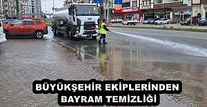 BÜYÜKŞEHİR EKİPLERİNDEN BAYRAM TEMİZLİĞİ