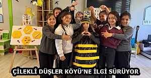 ÇİLEKLİ DÜŞLER KÖYÜ’NE İLGİ SÜRÜYOR