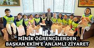 MİNİK ÖĞRENCİLERDEN BAŞKAN EKİM’E ANLAMLI ZİYARET