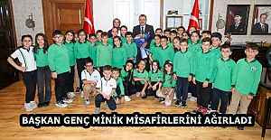 BAŞKAN GENÇ MİNİK MİSAFİRLERİNİ...