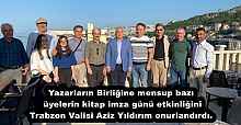 Yazarların Birliğine mensup bazı üyelerin kitap imza günü etkinliğini Trabzon Valisi Aziz Yıldırım onurlandırdı.