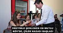 ÜRETİMLE ŞENLENEN EN MUTLU KÖY’DE, ÇİLEK HASADI BAŞLADI