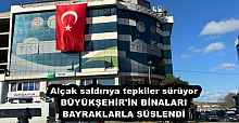 Alçak saldırıya tepkiler sürüyor BÜYÜKŞEHİR'İN BİNALARI  BAYRAKLARLA SÜSLENDİ