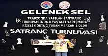 TRABZONDA YAPILAN SANTRANÇ TURNUVASINDA 8 YAŞ ALTI YARIŞMADA RİZELİ GÖKTUĞ TURAN MERCAN 1.OLDU