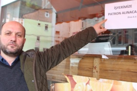 BU MARKET İŞÇİ DEĞİL PATRON ARIYOR TRABZON'UN ÇAYKARA İLÇESİNDE BİR MARKETİN CAMINDAKİ İLAN DİKKAT ÇEKİYOR İŞÇİ BULAMAYAN MARKET SAHİBİ ÇAREYİ PATRON ARAMAKTA BULDU