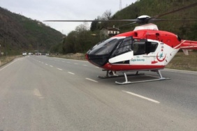 AMBULANS HELİKOPTER TRAFİK KAZASI SONRASI YARALIYI KARAYOLUNA İNEREK ALDI