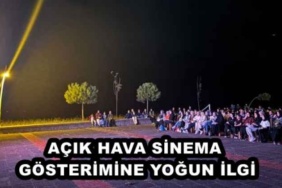 acik_hava_sinema_gosterimine_yogun_ilgi_h49241_aee53