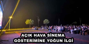 acik_hava_sinema_gosterimine_yogun_ilgi_h49241_aee53