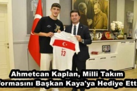 ahmetcan_kaplan_milli_takim_formasini_baskan_kaya_ya_hediye_etti_h48143_6b4c7