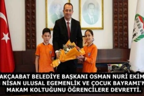 akcaabat_belediye_baskani_osman_nuri_ekim_23_nisan_ulusal_egemenlik_ve_cocuk_bayrami_nda_makam_koltugunu_ogrencilere_devretti_h58134_3310d