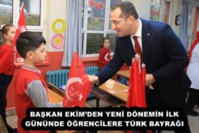 baskan_ekimden_yeni_donemin_ilk_gununde_ogrencilere_turk_bayragi_h56764_df785