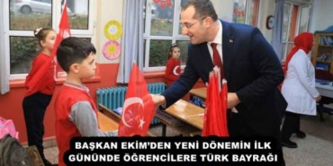 baskan_ekimden_yeni_donemin_ilk_gununde_ogrencilere_turk_bayragi_h56764_df785