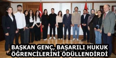 baskan_genc_basarili_hukuk_ogrencilerini_odullendirdi_h58588_8a451