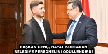 baskan_genc_hayat_kurtaran_belediye_personelini_odullendirdi_h47680_e56e2
