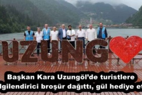 baskan_kara_uzungolde_turistlere_bilgilendirici_brosur_dagitti_gul_hediye_etti_h54275_88e43