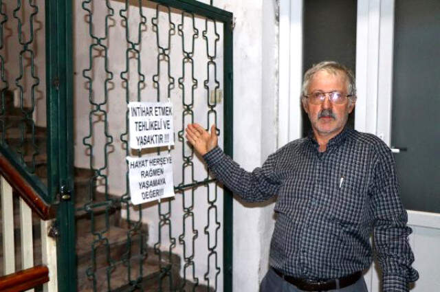Binadaki İntihar Girişimlerinden Bıkan Yönetici, 'İntihar Etmek Tehlikeli ve Yasaktır' Diye Yazı Astı