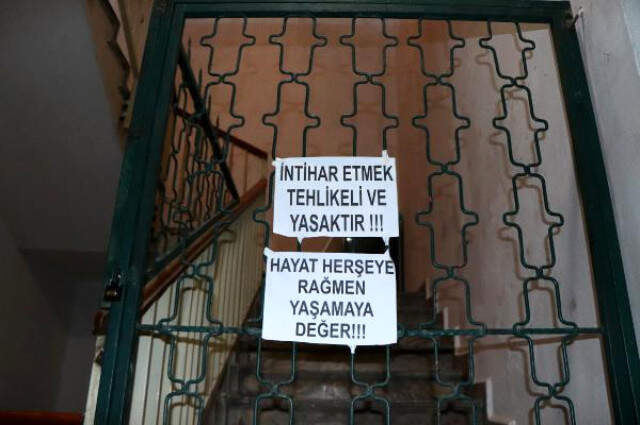 Binadaki İntihar Girişimlerinden Bıkan Yönetici, 'İntihar Etmek Tehlikeli ve Yasaktır' Diye Yazı Astı