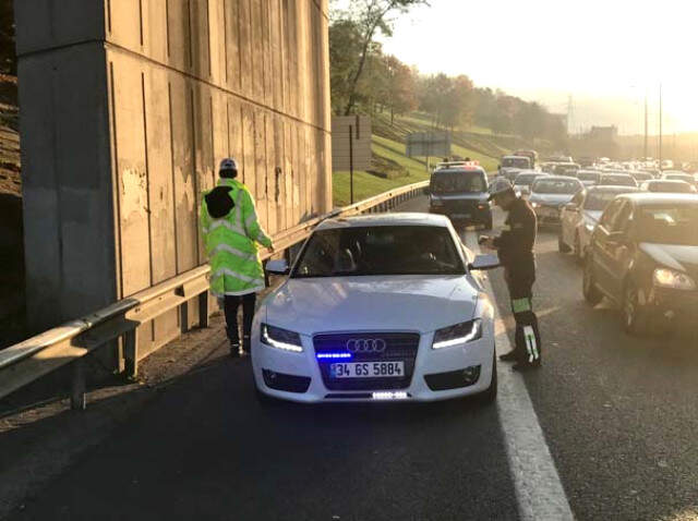 Emniyet Şeridini İhlal Eden Sürücülere Bin Lira Ceza Kesildi