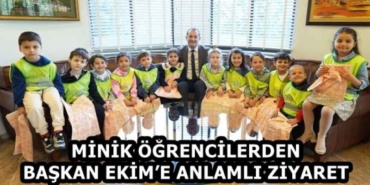 minik_ogrencilerden_baskan_ekime_anlamli_ziyaret_h58592_341cf