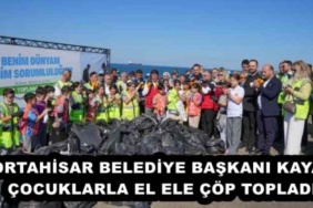 ortahisar_belediye_baskani_kaya_cocuklarla_el_ele_cop_topladi_h54728_469b6