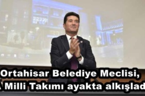 ortahisar_belediye_meclisi_a_milli_takimi_ayakta_alkisladi_h48063_9bec0