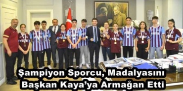 sampiyon_sporcu_madalyasini_baskan_kayaya_armagan_etti_h48245_5d1ca