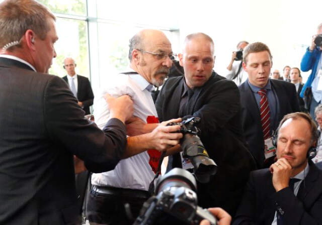 Son Dakika! Erdoğan'ın Basın Toplantısında Gerginlik! Gazetecilerden Biri Yaka Paça Dışarı Atıldı