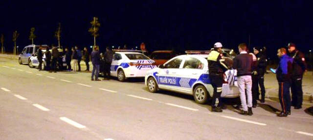 Trafik Polisi, Evlilik Teklifi İçin Toplanan Gençlere Ceza Yağdırdı
