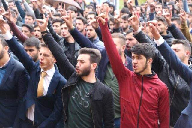 Üniversite Öğrencileri, Danıştay'ın Andımız Kararına Karşı Çıkanları Protesto Etti